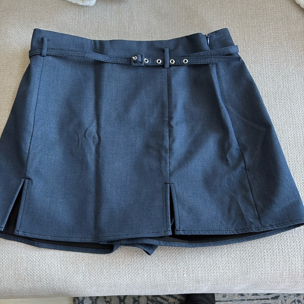 ZARA .size L. Color navy. Schort - Picture 1 of 4
